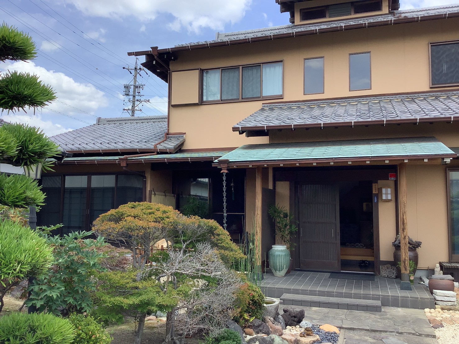 愛知県安城市の個人宅玄関側から見た施工対象窓