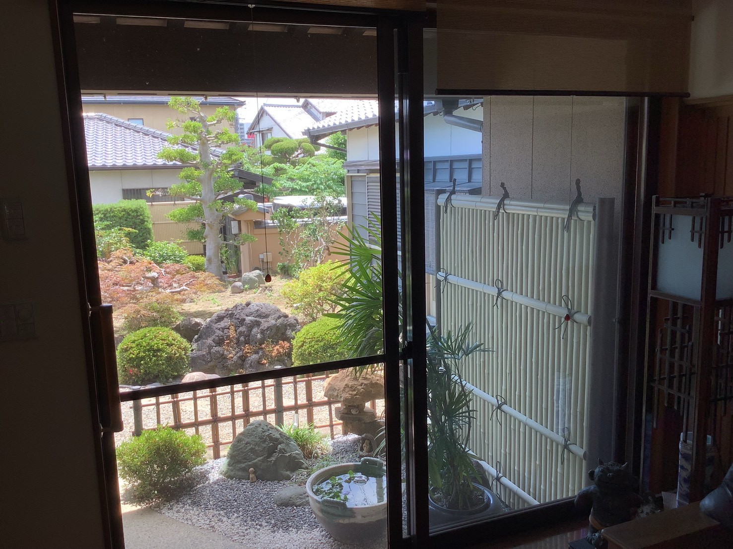 葦簀と庭が見える室内の施工対象窓