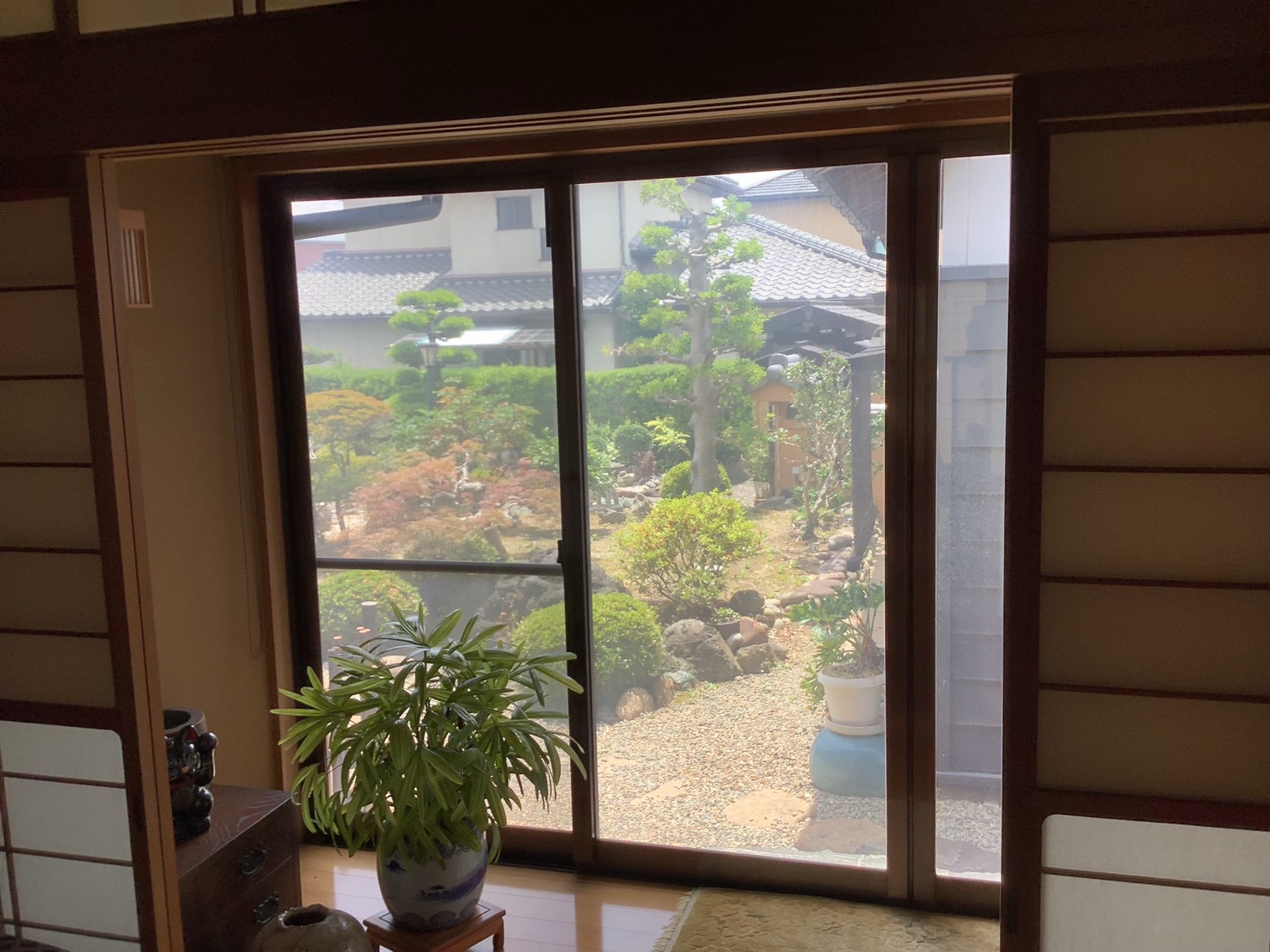 室内正面から庭を望む施工後の窓