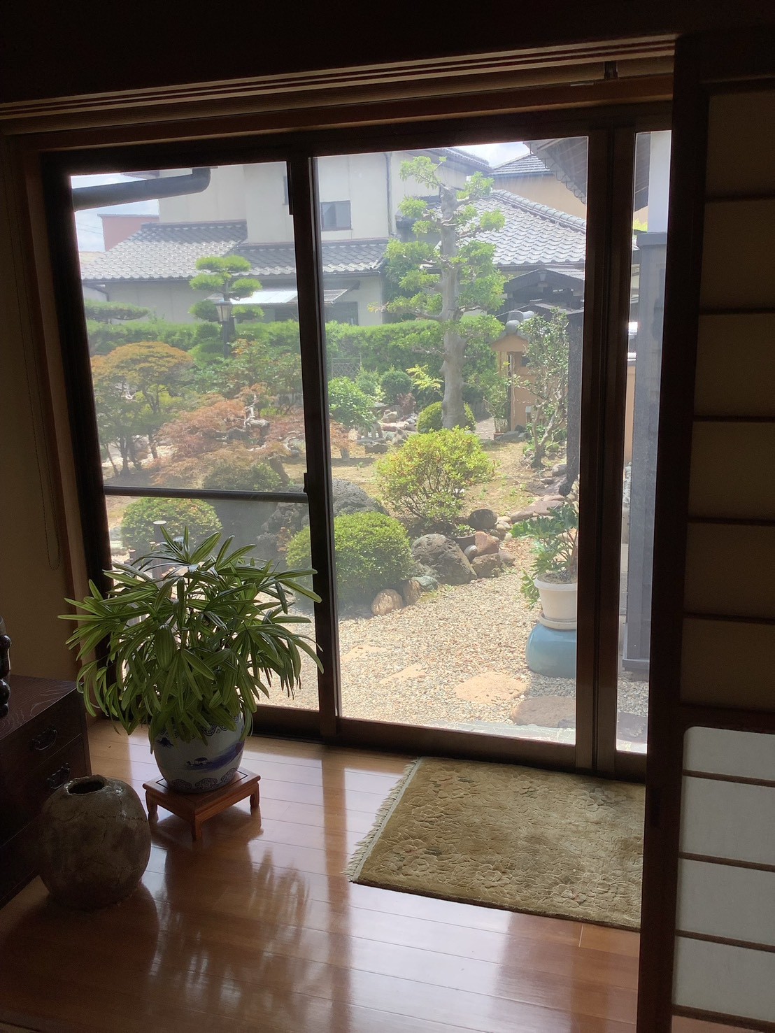 室内から庭を望む施工後の窓