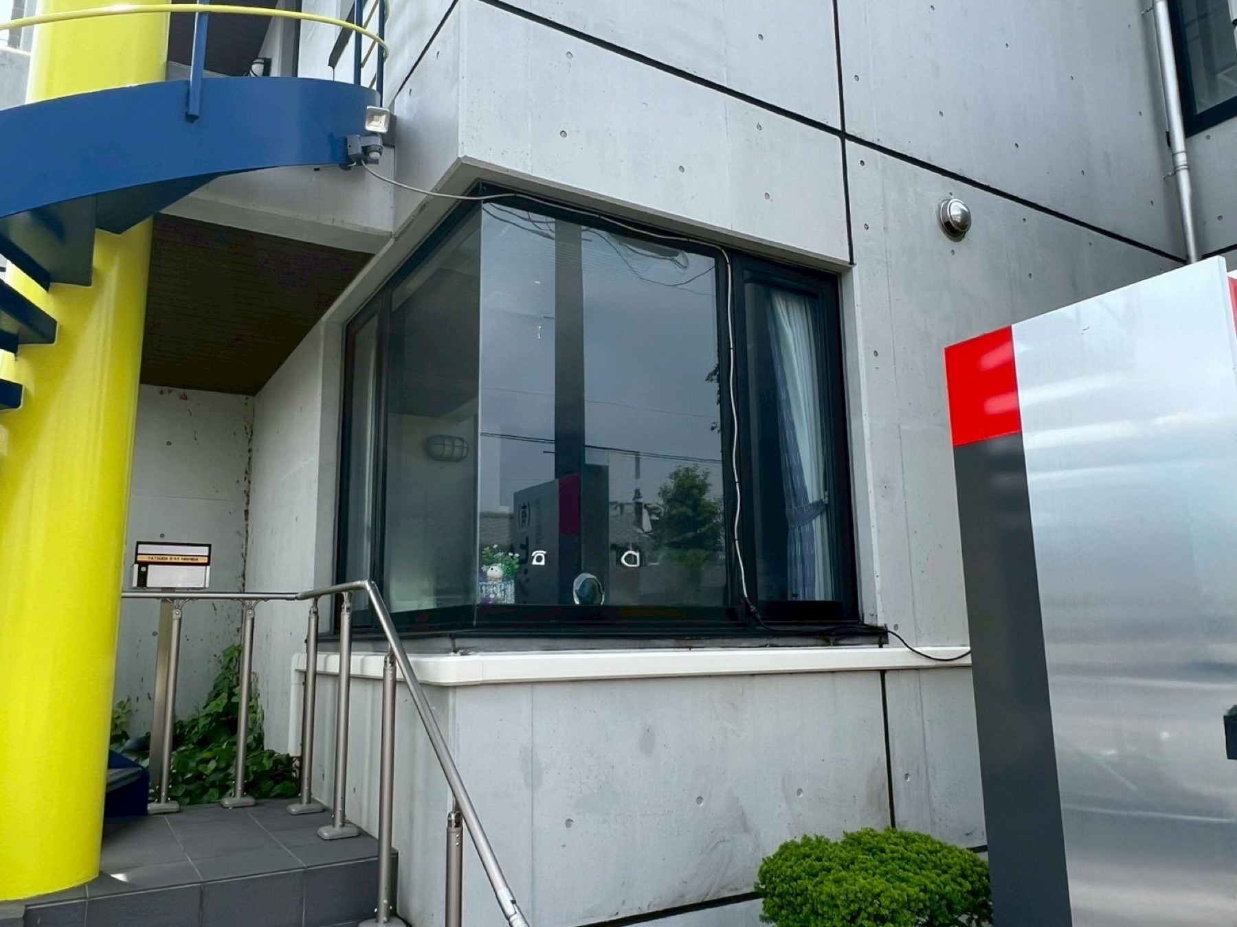 1F事務所北西角部屋の施工対象窓