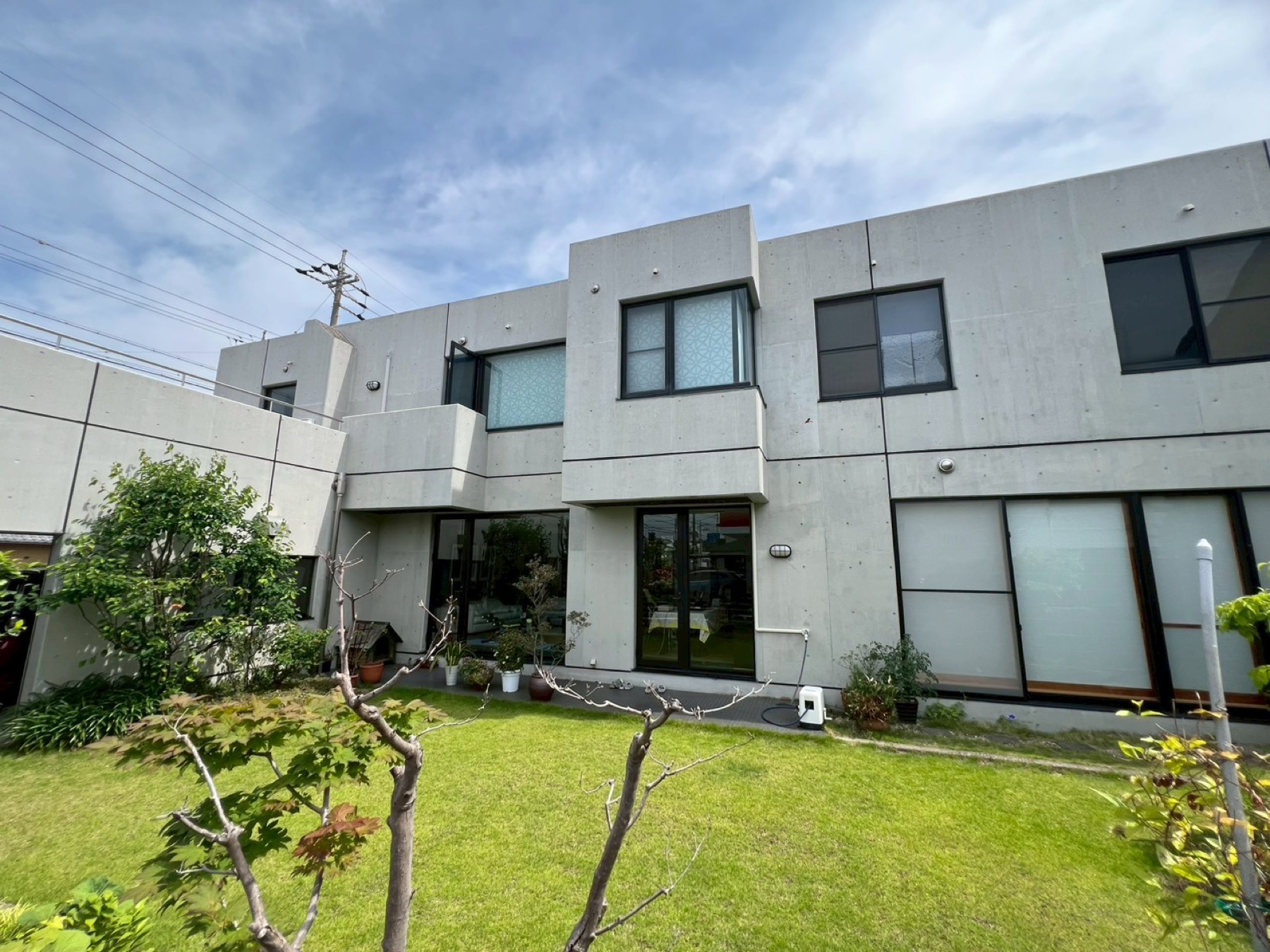 中庭側から見た設計事務所兼二世帯住宅の窓