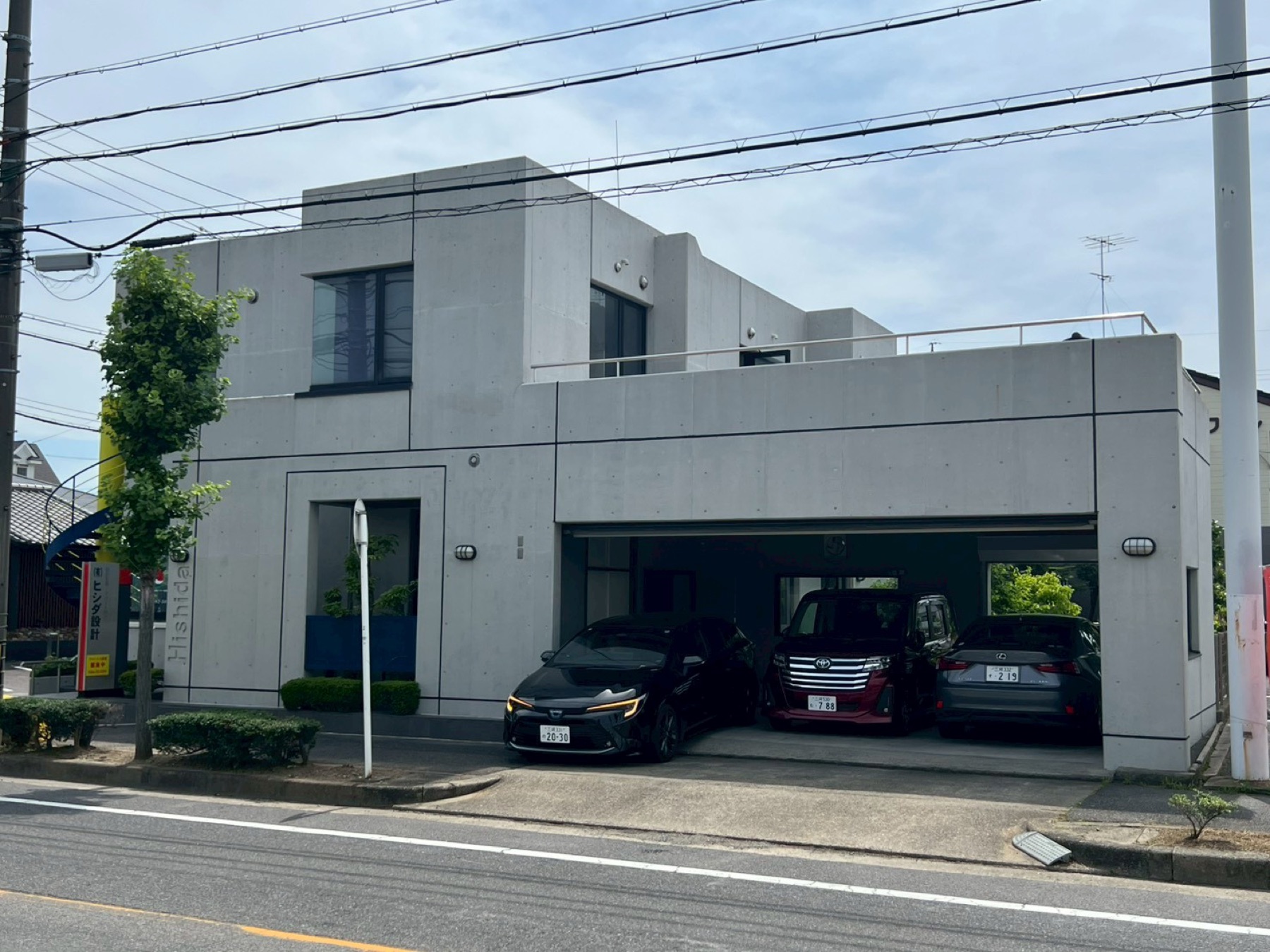 設計事務所兼二世帯住宅の外観と施工対象窓